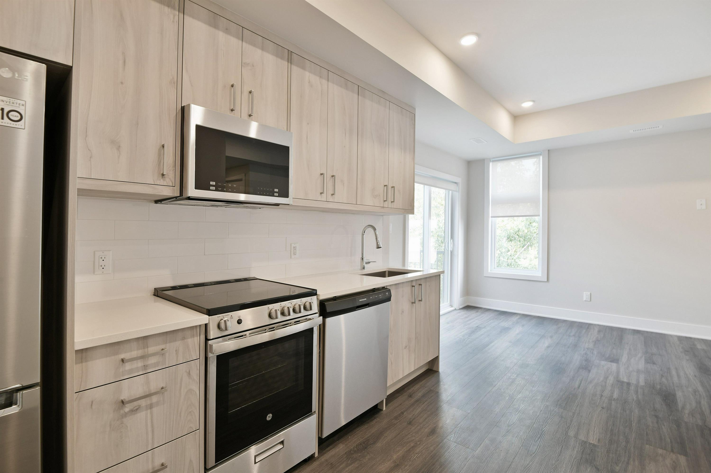 16 Champagne Avenue South - 305