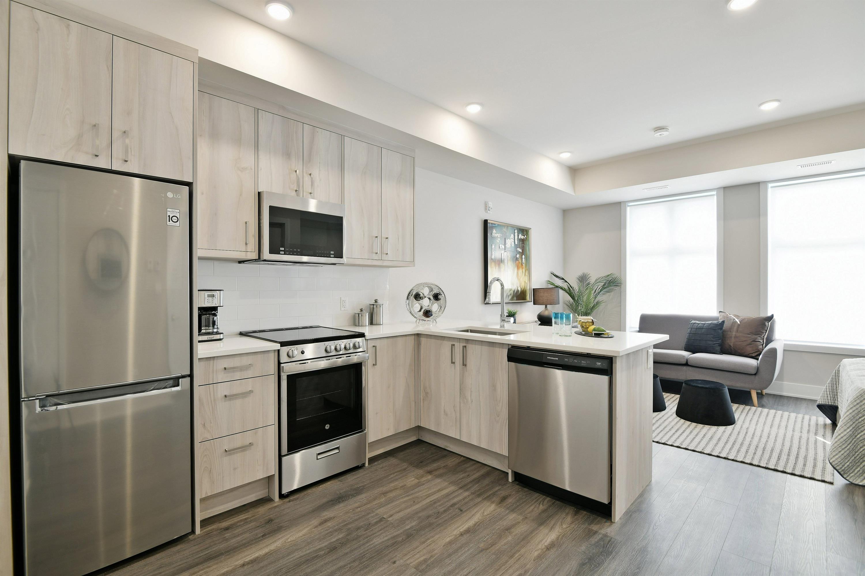 16 Champagne Avenue South - 402