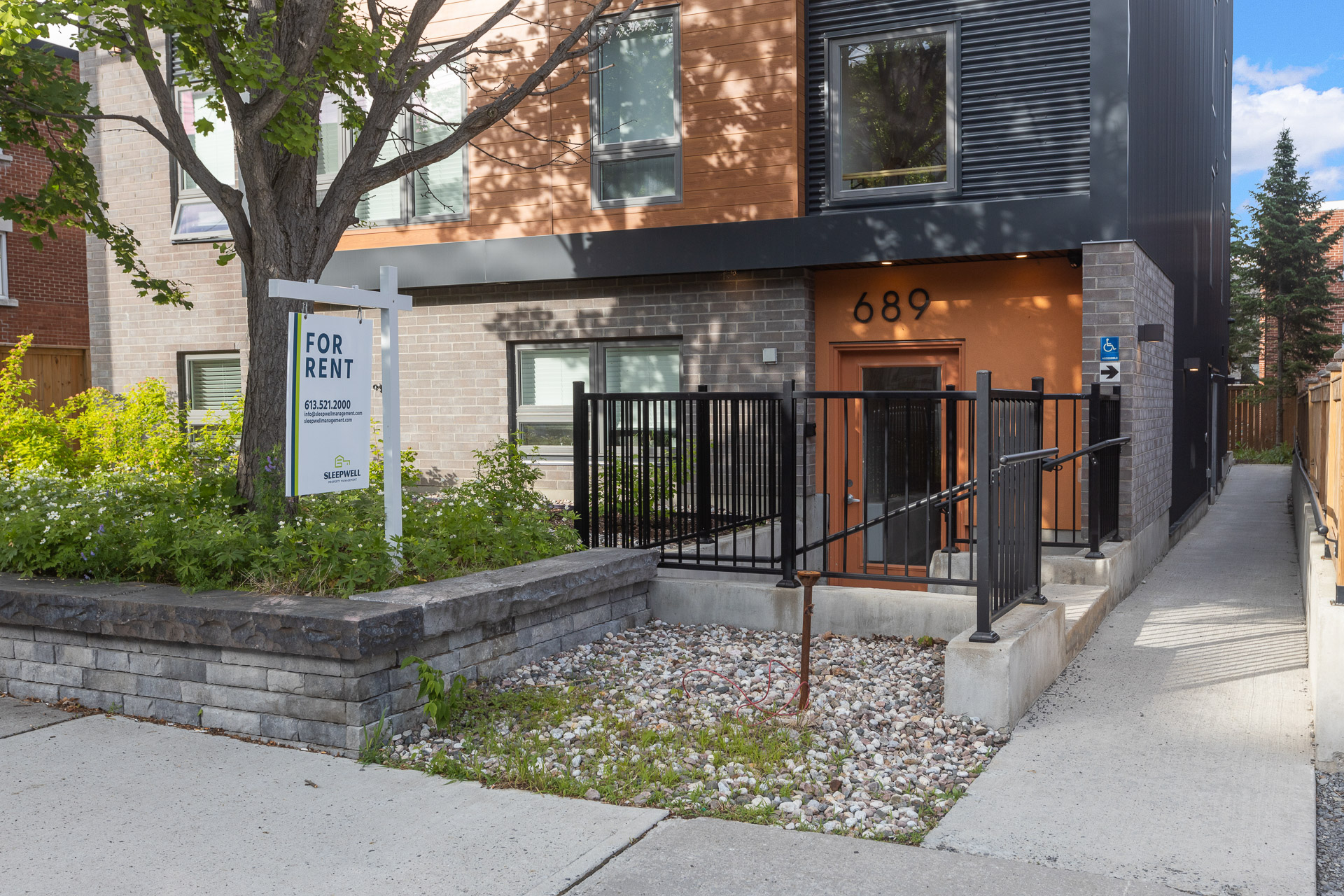 689 Churchill Avenue North - LL03