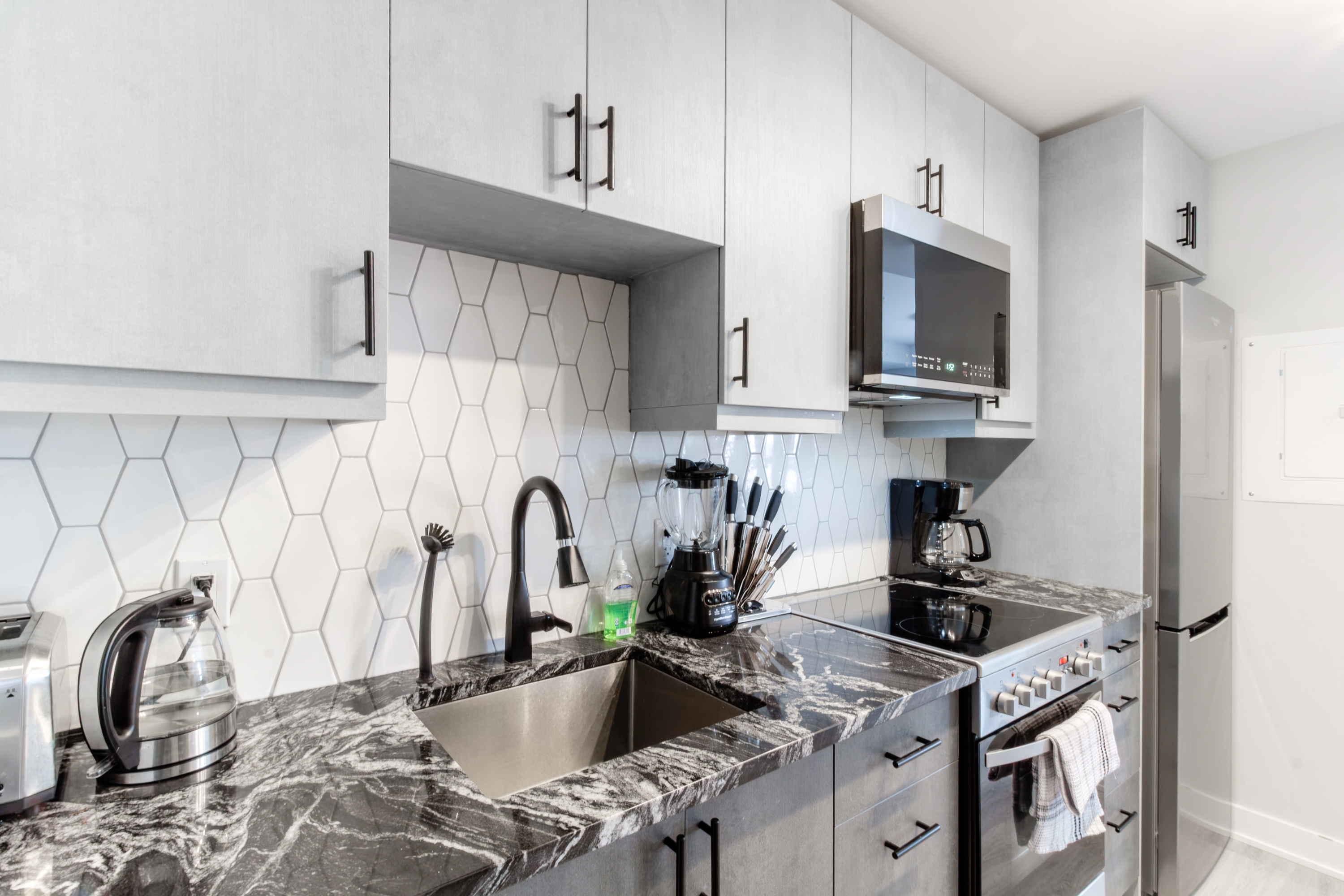86 Hinton Avenue North - 305