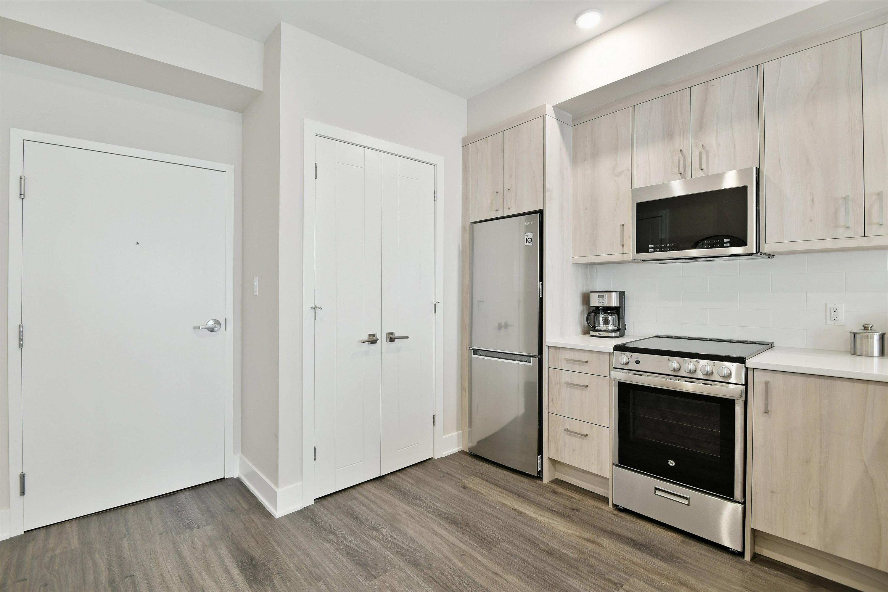 16 Champagne Avenue South - 202