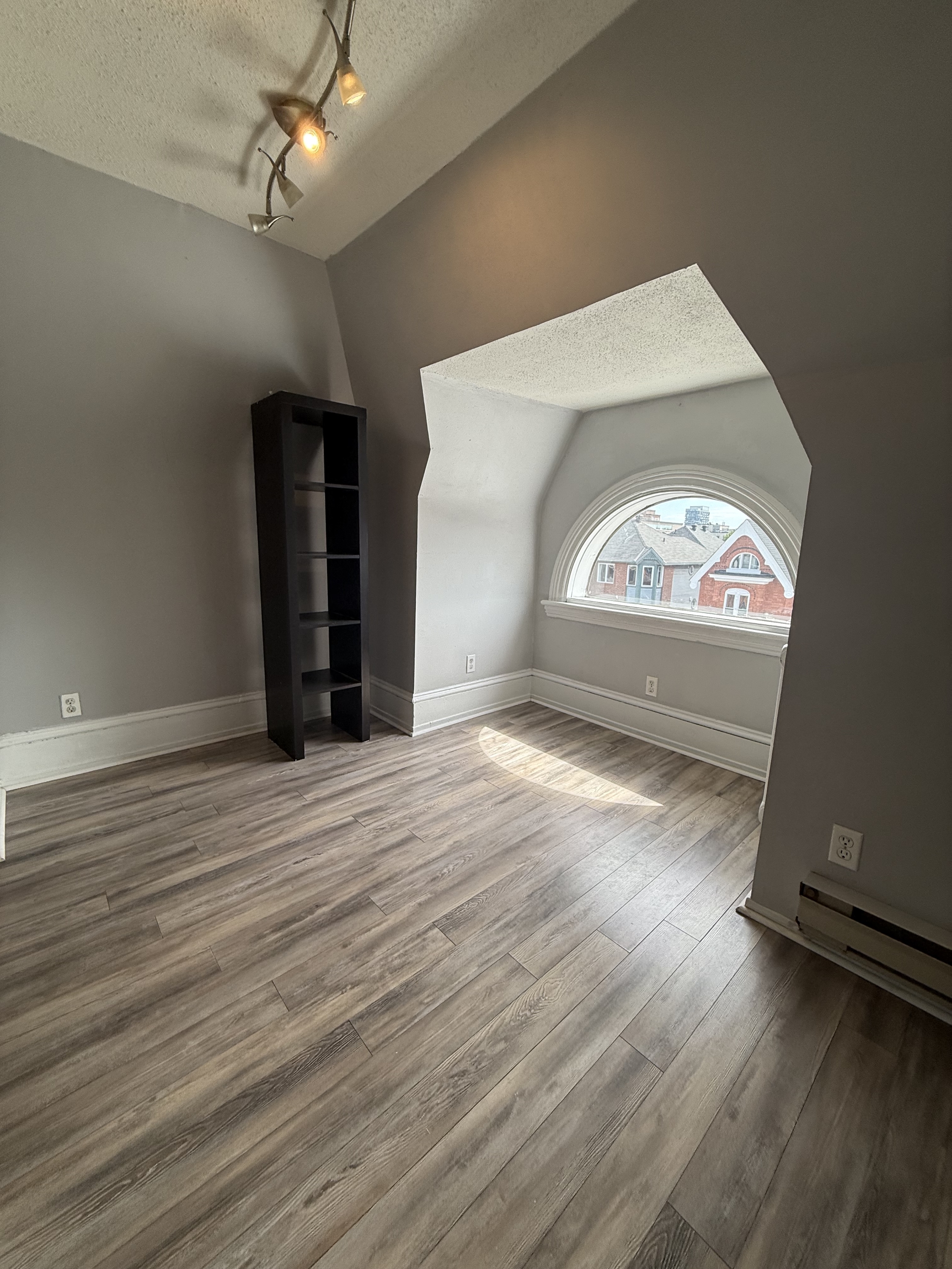 3 - 457 Somerset Street W